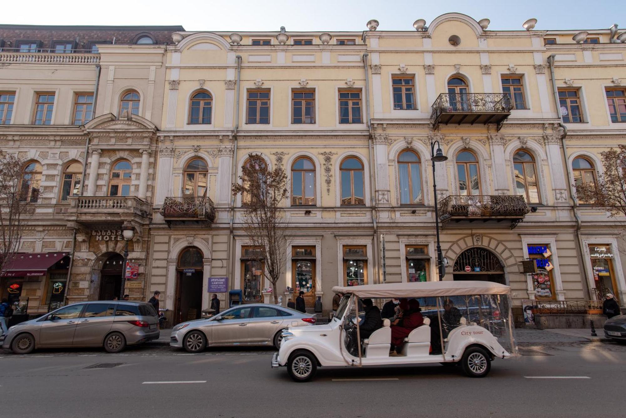 Mardzhanov Apartments, Block 108 Апартаменти *